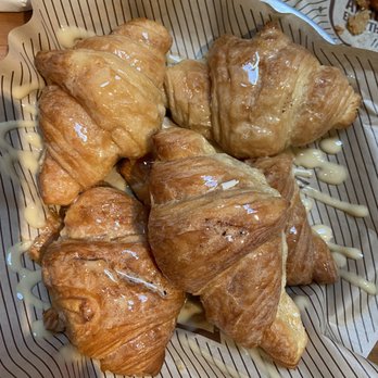 Cheddar's Scratch Kitchen - Croissants with honey butter glaze - American Near Me - San Antonio, Texas
