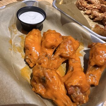Buffalo Wild Wings - American Near Me - Hoffman Estates, Illinois
