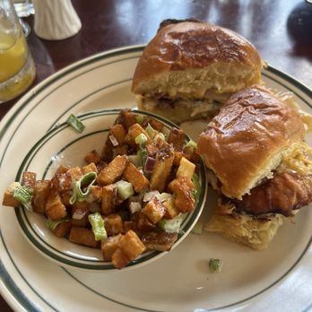 Reunion Family Barbecue - Chicken sandwich - Desserts Near Me - Spring Green, Wisconsin Reunion Family Barbecue - Chicken sandwich - Desserts Near Me - Spring Green, Wisconsin