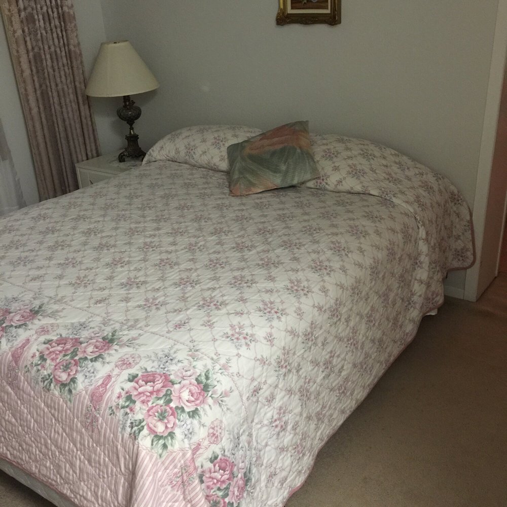 Buckeye Centre - Bed room one - Hotels Near Me - Bobcaygeon, Ontario