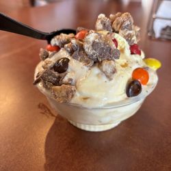 Silver Street Creamery - Vanilla ice cream with lots of toppings at Silver Street Creamery