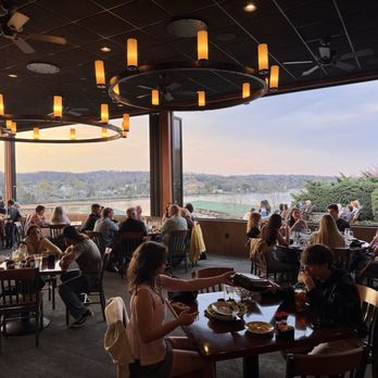 Lakeside Tavern - New American Near Me - Knoxville, Tennessee