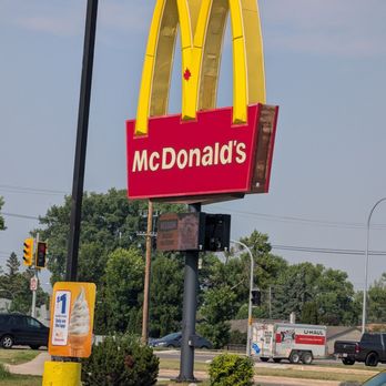 McDonald's - Sign - Fast Food Near Me - Winnipeg, Manitoba