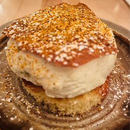 Gâteau au koji, crème diplomate, praliné de tournesol, gel d'argousier, fleur de sel du St-Laurent