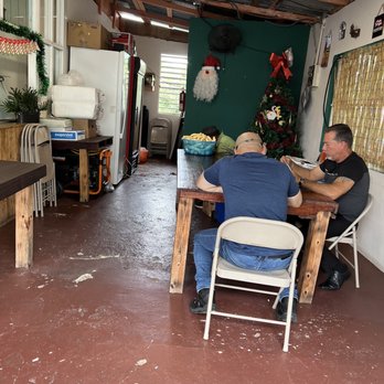 Los Clemente - Interior seating - Food Trucks Near Me - Guaynabo, Puerto Rico