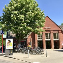 U-Bahnhof Fuhlsbüttel - Noch ein Foto vom Bahnhof - in strahlender Frühlingssonne