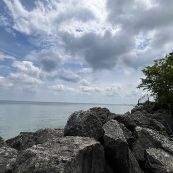 Lee Street Beach - Right view - Beaches Near Me - Evanston, Illinois Lee Street Beach - Right view - Beaches Near Me - Evanston, Illinois