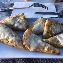 Empatheia - Baguette mit Knoblauch und Mozzarella
