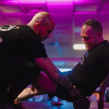 Davis Fitness Method - Personal Trainer in Seattle helping client learn how to use the foam roller - Trainers Near Me - Seattle, Washington Davis Fitness Method - Personal Trainer in Seattle helping client learn how to use the foam roller - Trainers Near Me - Seattle, Washington