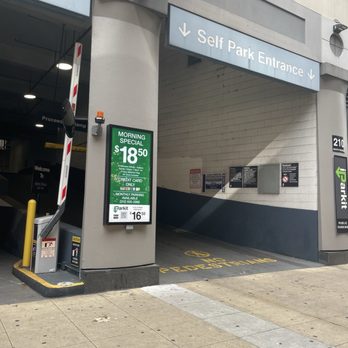 iParkit - Entrance advertising - Parking Near Me - Chicago, Illinois