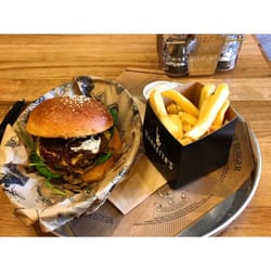 Manhattn's Burgers - Runderburger met comtékaas, champignons en truffelsaus. Hand-cutfries.