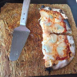 Che Boludo - Una deliciosa pizza de 4 quesos con pera.