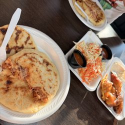 Pupusa Revueltas con Frijoles y Platanos Fritos/ Crema y Frijoles