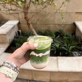 Flora Cafè - Cinnamon roll matcha - Cafes Near Me - Modesto, California