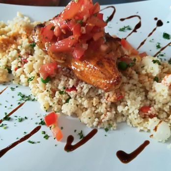 Rundum Lecker - Putensteak auf Gemüse cous cous und Tomaten concassee - Breakfast & Brunch Near Me - Grünkraut, BW