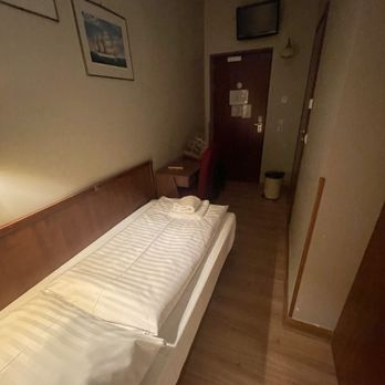 Hotel Hamburg Altona - Single room which is really tiny and old furnitured. The bed is miserable - Hotels Near Me - Hamburg, HH