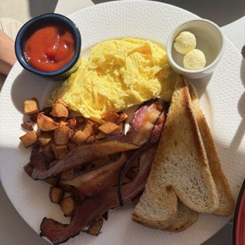 Firefall Ranch Yosemite - Breakfast - Hotels Near Me - Groveland, California