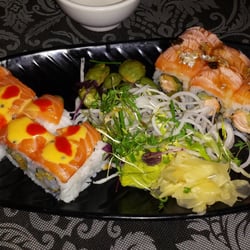 Stocks - Crocodile Roll - Tempura Scampi, Gurke, Lachs, Avocadocrème, Teriyaki, Chili Salmon Fire Roll- Lachs, Gurke, Avocadocrème, Sweet Chili