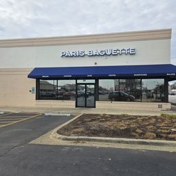Exterior outside entrance of Paris Baguette - Glen Ellyn, Illinois Exterior outside entrance of Paris Baguette - Glen Ellyn, Illinois
