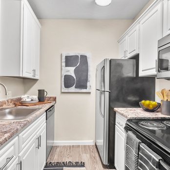 Level 550 - Kitchens with stainless steel appliances - Apartments Near Me - Mesa, Arizona Level 550 - Kitchens with stainless steel appliances - Apartments Near Me - Mesa, Arizona