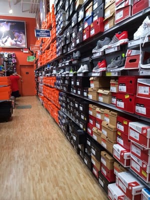 DICK'S Sporting Goods by null