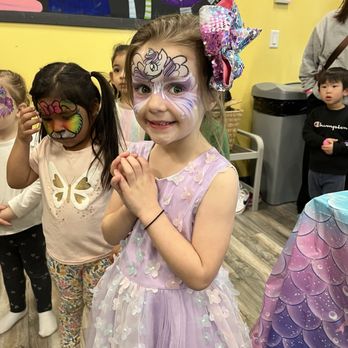 Balloonigami - Birthday girl with a unicorn matching her party dress - Face Painting Near Me