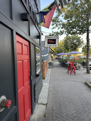 Madra Rua Irish Pub by null