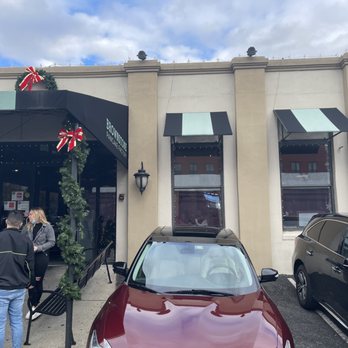 Brownstone Pancake Factory - Outside and line - Breakfast & Brunch Near Me - Edgewater, New Jersey
