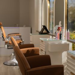 Aulina Salon - Salon chairs and work area