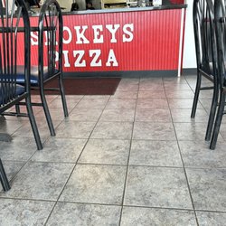 Smokeys Pizza - Counter inside