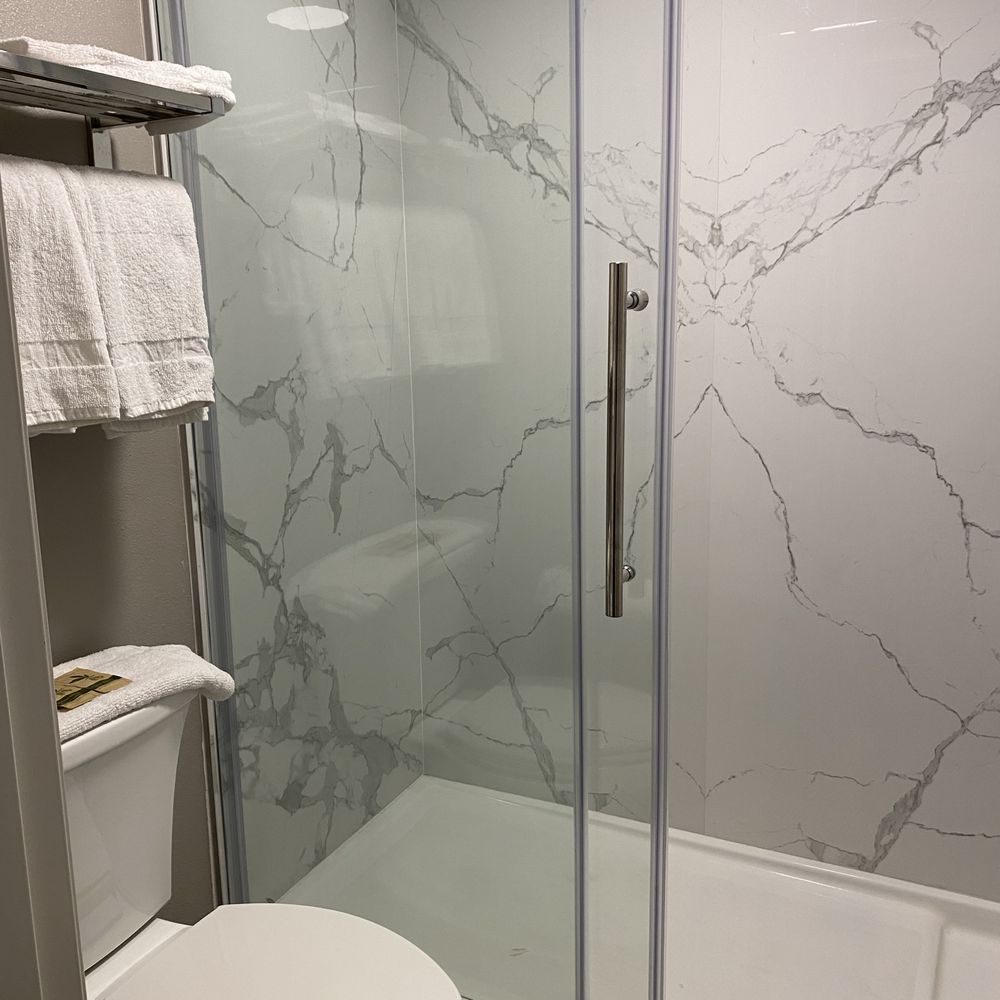 Studio 6 - Bathroom - Hotels Near Me - Gardena, California Studio 6 - Bathroom - Hotels Near Me - Gardena, California
