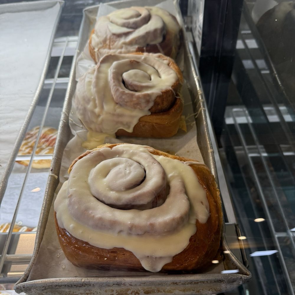 Penfold's Cafe & Bakery - Giant cinnamon rolls - Breakfast & Brunch Near Me - Temecula, California
