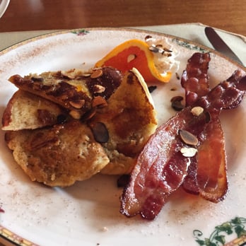 Ivy Lodge Bed and Breakfast - Hot breakfast... French toast and bacon - Hotels Near Me - Newport, Rhode Island