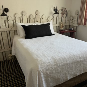 Petit Soleil - "pig room" - Hotels Near Me - San Luis Obispo, California Petit Soleil - "pig room" - Hotels Near Me - San Luis Obispo, California