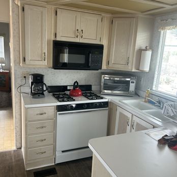 Justin's Diamond J RV Park - Park model home kitchen - Campgrounds Near Me - Tucson, Arizona Justin's Diamond J RV Park - Park model home kitchen - Campgrounds Near Me - Tucson, Arizona