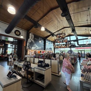 Dollys Tennessean Travel Stop - Barbeque Near Me - Cornersville, Tennessee