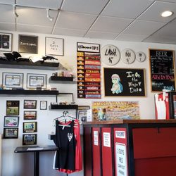 2 Guys Pies Brick Oven Pizza - Interior