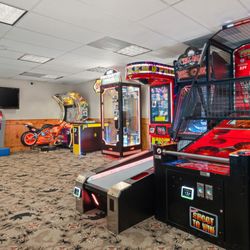 Holiday Inn Club Vacations Tahoe Ridge Resort - Arcade filled with classic games.