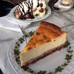 Cafe paradiso - Hausgemachte Käsetorte mit doppeltem (Kirsch-)Boden