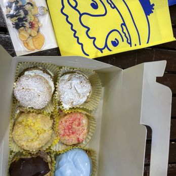 Beard Papa's - Bakeries Near Me - Los Angeles, California