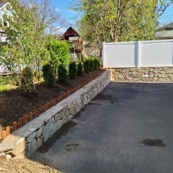 Gramajo Landscaping Service - a driveway with a retaining wall - Landscaping Near Me Gramajo Landscaping Service - a driveway with a retaining wall - Landscaping Near Me