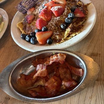 Fratelli Cafe - Pancakes and applewood bacon - Coffee & Tea Near Me - Los Angeles, California