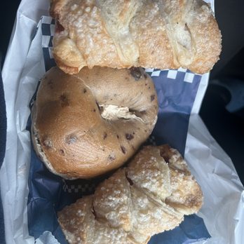 Noah's NY Bagels - Strawberry and Cream Strussels and Blueberry Bagel with Garden Smear(not toasted) - Bagels Near Me - Rolling Hills Estates, California Noah's NY Bagels - Strawberry and Cream Strussels and Blueberry Bagel with Garden Smear(not toasted) - Bagels Near Me - Rolling Hills Estates, California