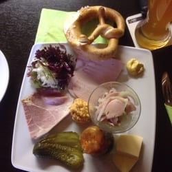 Tant' Tinchen - Brotzeitteller - sieht super aus!  Die Erbsensuppe mit Merrettich war es auch.