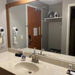 Country Hearth Inn & Suites Edwardsville St. Louis - Sink and countertop just inside room door.