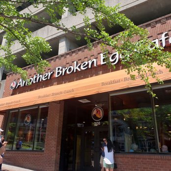 Another Broken Egg Cafe - People waiting - Breakfast & Brunch Near Me - Nashville, Tennessee