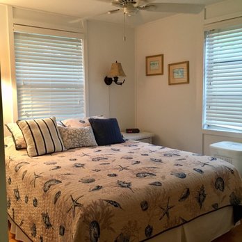 Gulf Breeze Cottages - Bedroom - Hotels Near Me - Sanibel, Florida