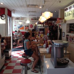 Binerie Chik du Centre-Ville - Nicely decorated interior like a 50s diner