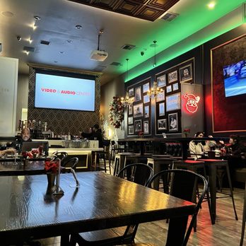 Over Under Public House - Dining Area/Bar Area - New American Near Me - Burbank, California