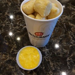 Pretzelmaker - Large pretzel bites with cheddar cheese sauce
